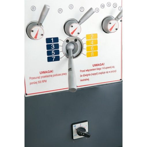 Hagyományos univerzális esztergagép CORMAK 410 × 1500 + esztergakések + forgócsúcs