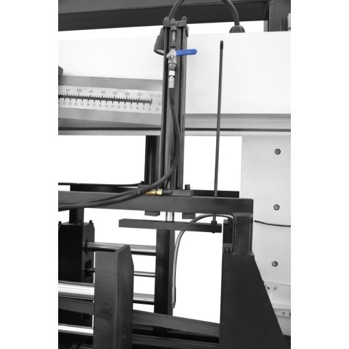 Félautomata ipari kétoszlopos fém szalagfűrész,  CORMAK H-700 